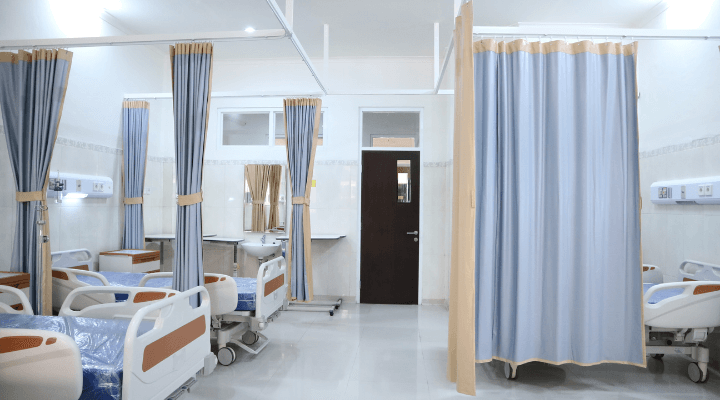 A professionally cleaned hospital room in Austin, TX.